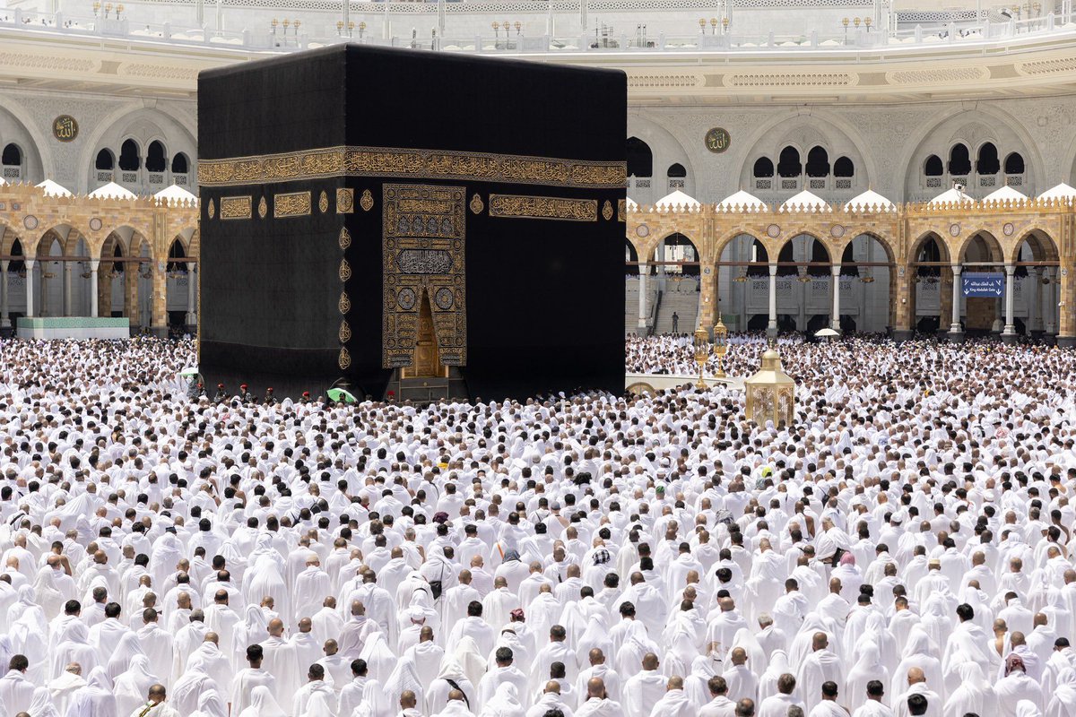 LifeSaudiArabia's tweet photo. Pilgrims offering Juma prayer 🕌 under 43°C 🔥🌡️ in Masjid al-Haram 🕋, #Makkah 🌞🙏. https://t.co/Rk168juiJ2