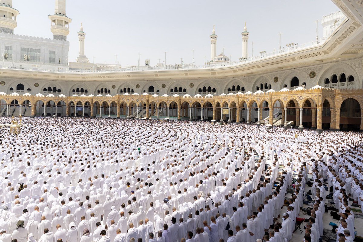 LifeSaudiArabia's tweet photo. Pilgrims offering Juma prayer 🕌 under 43°C 🔥🌡️ in Masjid al-Haram 🕋, #Makkah 🌞🙏. https://t.co/Rk168juiJ2