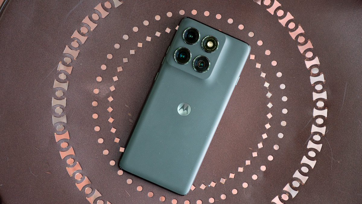 androidcentral's tweet image. Hype builds for a Moto Edge 70 series expansion. A rumor brings up an "Edge 70 Pro," and it might have a few playful textures, too #Motorola

Full story in the comments