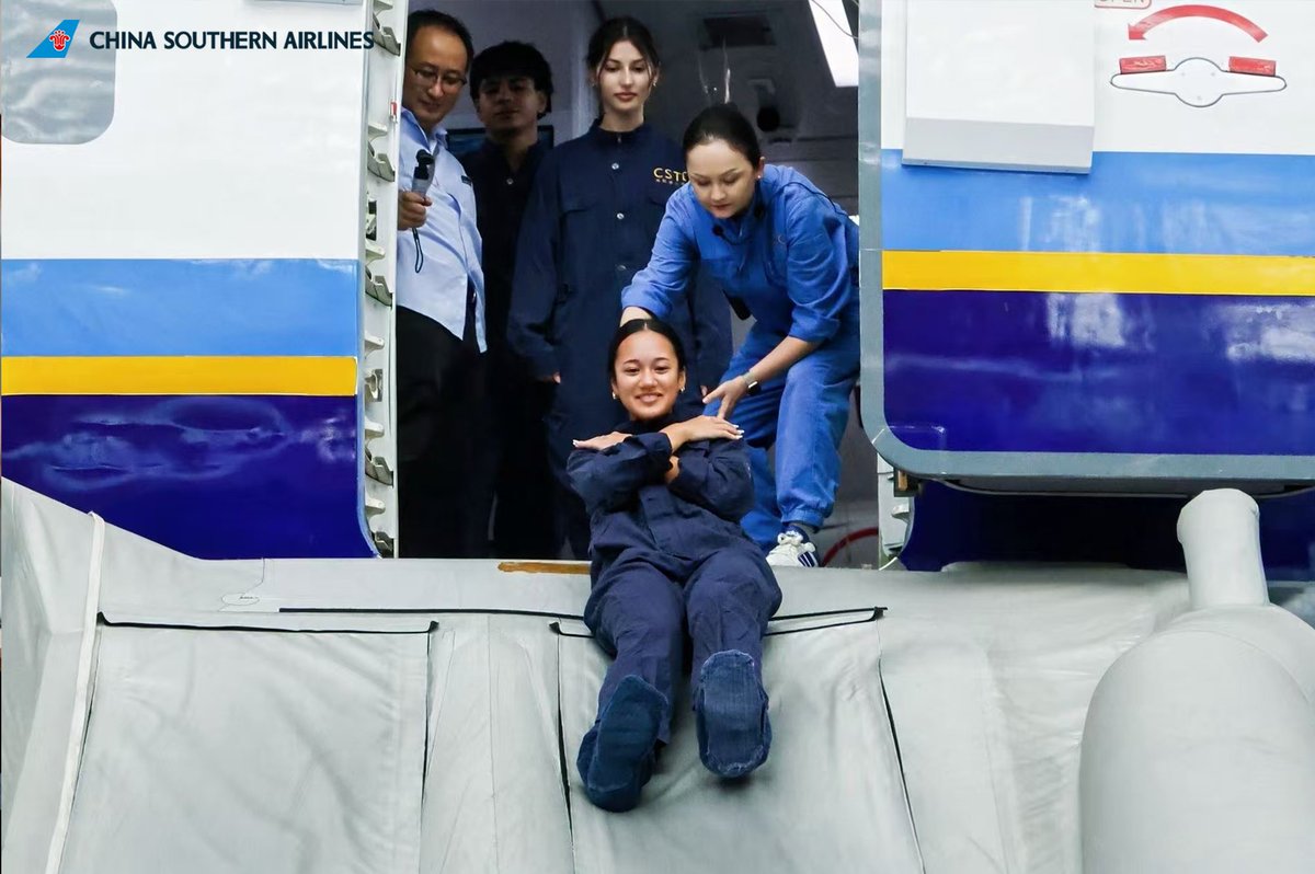 CSAIRGlobal's tweet image. China Southern Airlines hosted an Open Day in Guangzhou for New Zealand students. The event featured Chinese tea culture experiences and aviation simulation training, showcasing Chinese culture and modern civil aviation to the younger generation.

#CSAirImpression #ChineseCulture