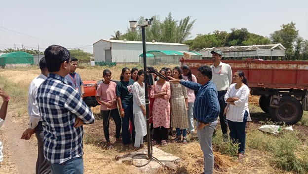 ari_pune's tweet photo. Exposure Visit of Geography Students to Weather Station at ARI’s Experimental Research Farm, Hol Farm 

Geography students of Mugutrao Sahebrao Kakade College, Someshwarnagar (affiliated with Savitribai Phule Pune University) visited the Automatic Weather Station (AWS) at Agharkar Research Institute’s (ARI) Experimental Research Farm, Hol Farm on 8th April 2026 as part of their practical learning experience.

This interactive session deepened their understanding of agro-meteorological applications, highlighting how weather science supports farmers through forecasting services and agro-advisories. The exposure visit successfully connected classroom learning with real-world agricultural research and practices.