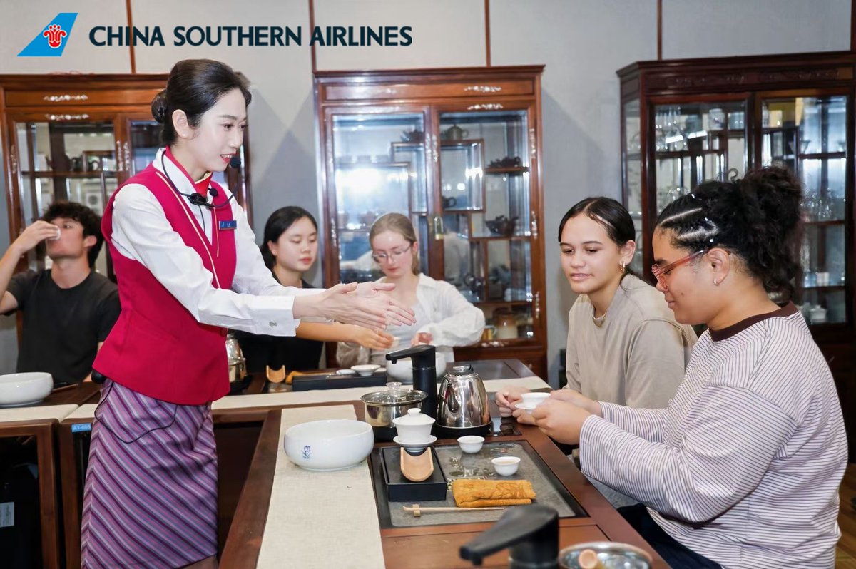 CSAIRGlobal's tweet image. China Southern Airlines hosted an Open Day in Guangzhou for New Zealand students. The event featured Chinese tea culture experiences and aviation simulation training, showcasing Chinese culture and modern civil aviation to the younger generation.

#CSAirImpression #ChineseCulture