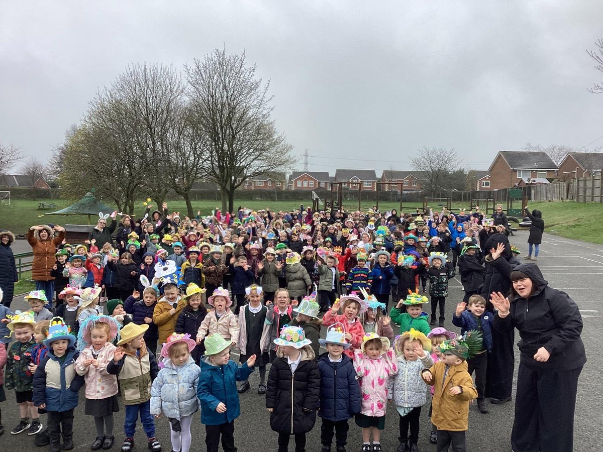 HollyGrovePSch's tweet image. Our annual Easter 🐣 Hop bonnet parade around the neighbourhood streets by our school! Thank you everyone who came to support us even though the weather wasn’t great 😊 @PrimitasLP #learningisfun