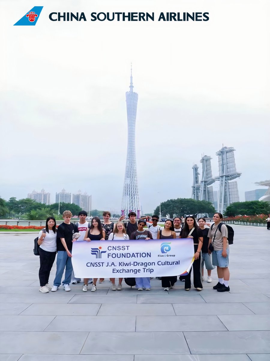 CSAIRGlobal's tweet image. China Southern Airlines hosted an Open Day in Guangzhou for New Zealand students. The event featured Chinese tea culture experiences and aviation simulation training, showcasing Chinese culture and modern civil aviation to the younger generation.

#CSAirImpression #ChineseCulture
