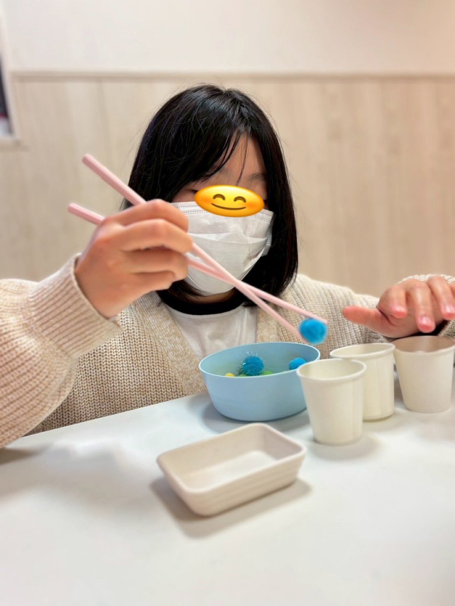 firstdream_12's tweet photo. 🥢一之江教室🥢
2026.4.10(金)
『お箸で色分けしよう🙌🏻』
お箸を使って、ボンボンを色ごとに分けました🥢
色をよく見ながらルールを守り、お箸でボンボンを持つことで、手先を鍛えることができました⭐

▽ファーストシーンドリームの詳細はこちら！
https://t.co/oVm35wAsx5

#放デイ #色分け #お箸 https://t.co/pu0bHlyGob