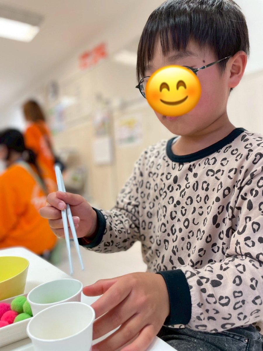 firstdream_12's tweet photo. 🥢一之江教室🥢
2026.4.10(金)
『お箸で色分けしよう🙌🏻』
お箸を使って、ボンボンを色ごとに分けました🥢
色をよく見ながらルールを守り、お箸でボンボンを持つことで、手先を鍛えることができました⭐

▽ファーストシーンドリームの詳細はこちら！
https://t.co/oVm35wAsx5

#放デイ #色分け #お箸 https://t.co/pu0bHlyGob