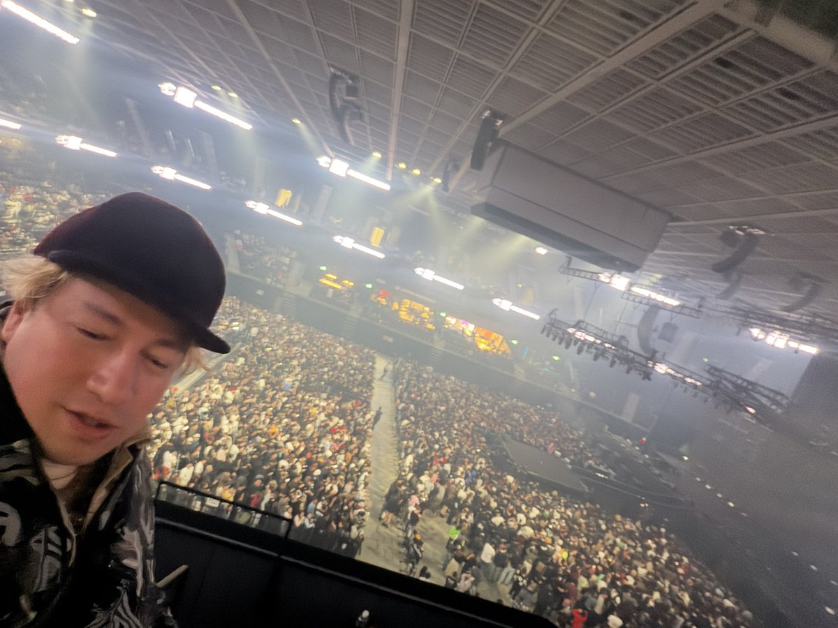 JOSTAR_PRODUCER's tweet photo. #yellowbacks
SHO ヤクブーツはやめろ が何故か花が🌼真ん中^_^笑😆 https://t.co/67XM9DZyCz