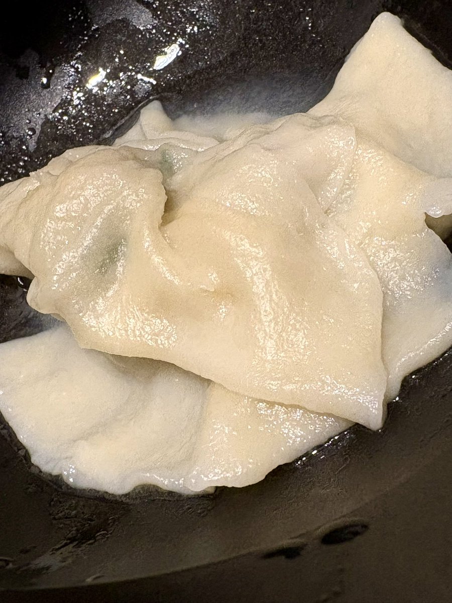 長谷川あかりさんのレシピ「パセリとレモン🍋の水餃子」皮から作ってみた💦
爽やかでめちゃくちゃ美味しい！食べすぎ注意⚠️
写真撮り忘れてあと２個🥟🥟
パセリ大量に入れて全然大丈夫。
youtu.be/6Y3c9ZdQWKE?si…