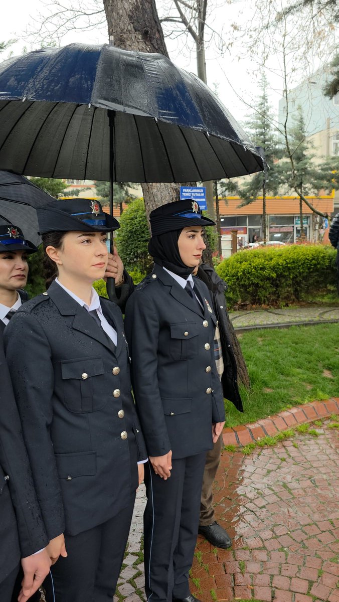 Pointertr's tweet photo. Diyarbakır’ın Ergani ilçesinde Türk Polis Teşkilatı'nın 181. kuruluş yıl dönümü kutlamalarında düzenlenen törende aniden yağmur bastırınca vatandaşlar, ellerindeki şemsiyeyi polislerin üzerine tuttu. https://t.co/sq9pxmRkBo