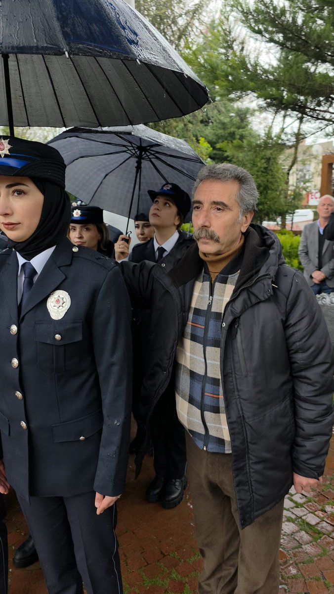 Pointertr's tweet photo. Diyarbakır’ın Ergani ilçesinde Türk Polis Teşkilatı'nın 181. kuruluş yıl dönümü kutlamalarında düzenlenen törende aniden yağmur bastırınca vatandaşlar, ellerindeki şemsiyeyi polislerin üzerine tuttu. https://t.co/sq9pxmRkBo