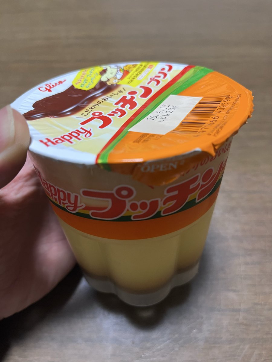 kitakaze28's tweet photo. プリン🍮好きなオイラのために、妻が買って来たでっかいプリン❗️なんと380g🎉
普通の三連プリンの約5.５個分😱 https://t.co/IvB12CaTl2