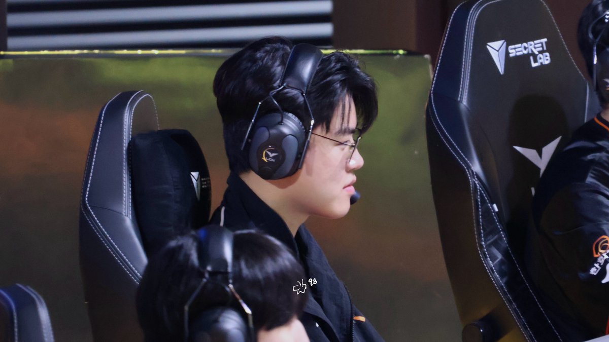 나비⁹⁸ tweet media