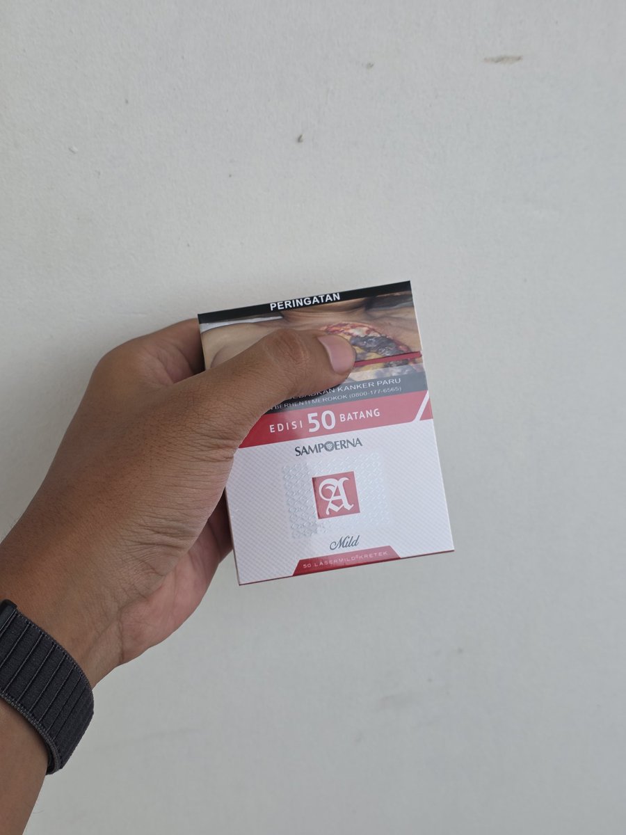 masiyooo's tweet photo. "Bang beli sampoerna marah satu"
"Sampoerna merah kali bang"
"Bukan bang, sampoerna marah"
: https://t.co/6IiWHtp5Vy