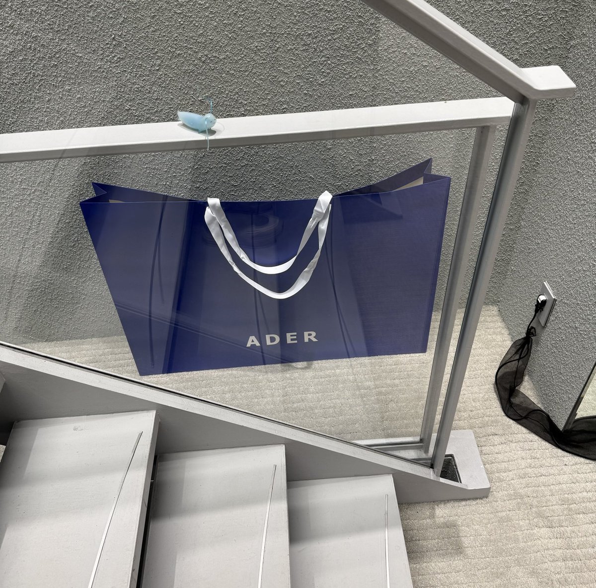 wooholic1031's tweet image. 日本の店舗に初 #ピョンウソク
ADER ERROR 🟦表参道店

1枚目
地下に大画面がありますよ、
と店員さんが教えてくた〜
優しい💕
2枚目
店内に入ると正面にウィンク😉
ウソク💙
3枚目外モニター、雨の音が🙏
4枚目
紙袋を写したつもりが〜よく見て〜手すりに水色の可愛い子が🩵

#ADERERROR
#변우석