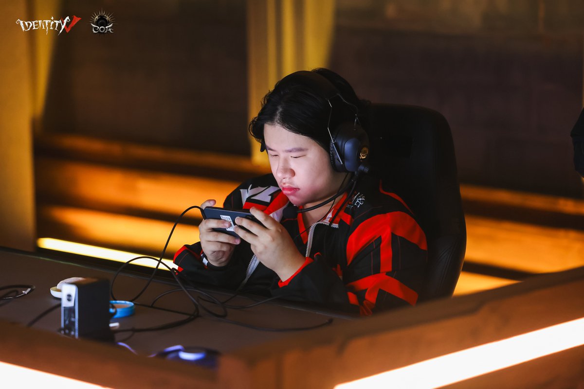 GameIdentityV's tweet image. Dear Visitors,
Live from the Call of the Abyss IX stage. 
WBG is locked in, ready to execute their strategy with calm precision. Every move counts.
#IdentityV #IDVCOAIX #IDVCOA