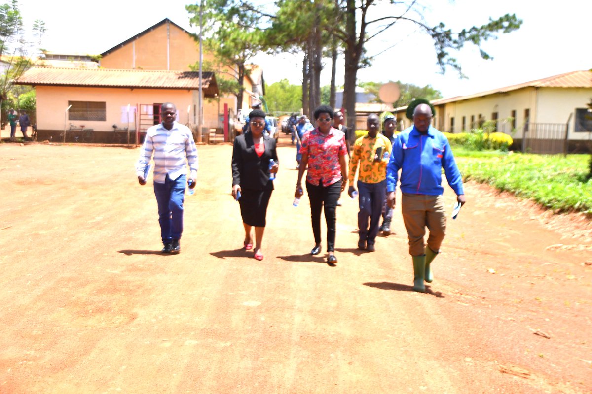 BMineagrie's tweet photo. Visite du Ministre du @BMineagrie à la #SOSUMO, ce 09/04/2026.
Au cours de sa visite, le Ministre a encouragé et félicité @sosumoburundi pour son innovation visant à valoriser les déchets issus de l’usine en produisant de la fumure organique par la technique du vermicompostage. https://t.co/qd2BZ8EsWL