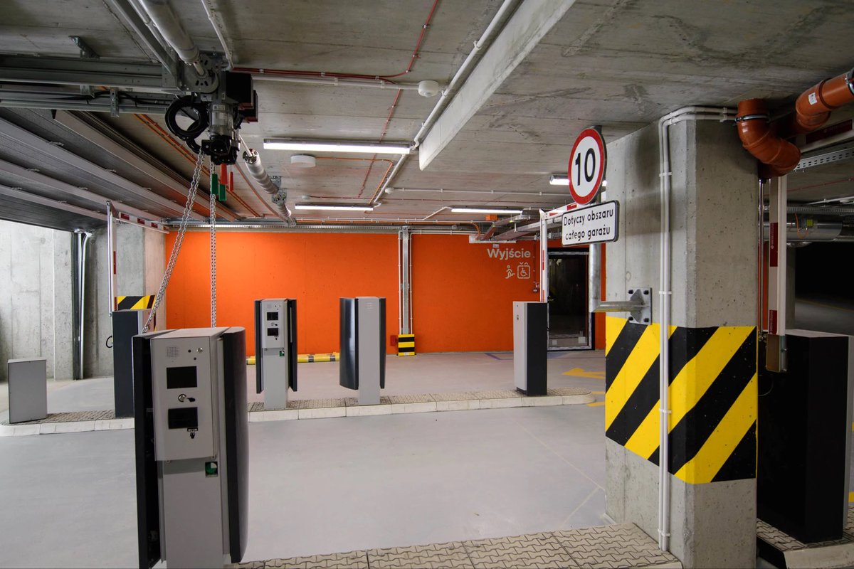 W centrum Łodzi przy ulicach Wschodniej i Tuwima powstają trzy nowe parkingi wielopoziomowe. Już wkrótce kierowcy zyskają ponad 600 dodatkowych miejsc postojowych.

To kolejny krok, który pomoże uporządkować parkowanie w śródmieściu i sprawi, że dojazd do centrum będzie po prostu