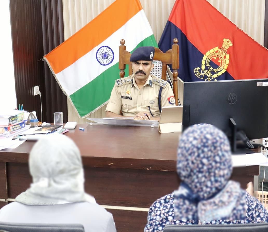 .<a href="/digmoradabad/">DIG Range Moradabad</a> <a href="/IPSMUNIRAJ/">Muniraj Gobu</a> G द्वारा परिक्षेत्रीय कार्यालय, मुरादाबाद पर #जनसुनवाई कर फरियादियों की समस्याओं को सुना गया एवं उनकी समस्याओं के उचित, गुणवत्तापूर्ण व समयबद्ध निस्तारण हेतु सम्बन्धित को आवश्यक दिशा-निर्देश दिए। #UPPolice 
#upgovt