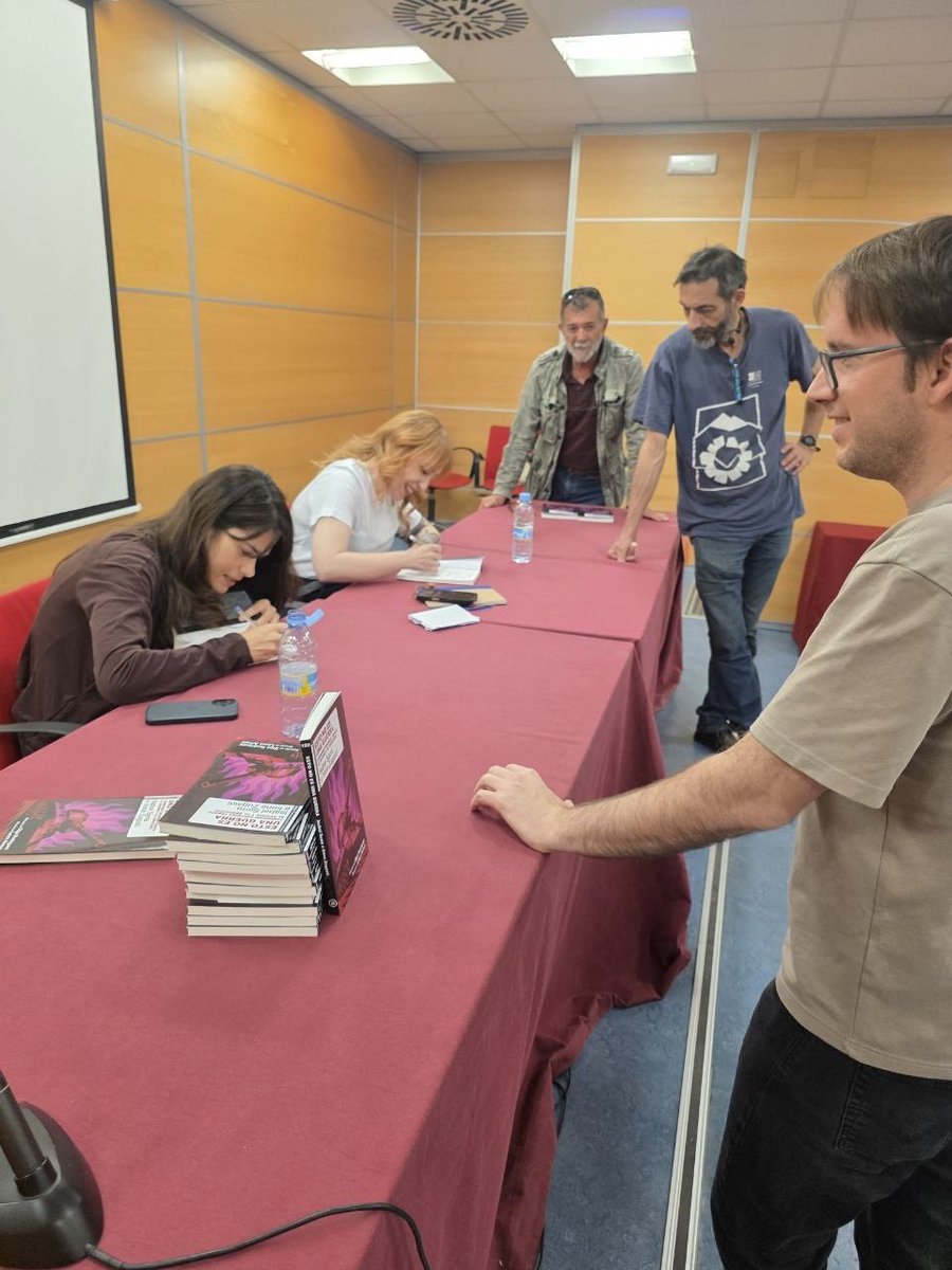 Este pasado lunes, tuvimos la suerte de contar con <a href="/isaserras/">Isa Serra🙋🏽‍♀️</a> e <a href="/irezugasti/">Zugasti</a> para hablar, para debatir, de cómo hacer frente al imperialismo y la situación internacional de régimen de guerra y genocidio.