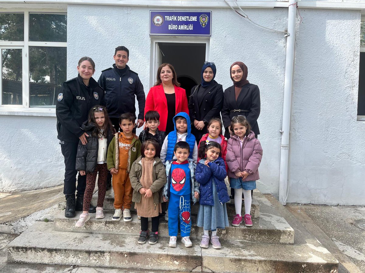 urfakadinaile's tweet photo. Polis Haftası kapsamında Bozova Kadın Destek Merkezi personelimiz ve minik öğrencilerimiz, Bozova İlçe Emniyet Müdürlüğü’nü ziyaret ederek polislerimizin 10 Nisan Polis Haftası’nı kutladı. 👮‍♂️🇹🇷

#MehmetKasımGülpınar

@glsrbayraktar @MithatCanKutluc @sanliurfabld https://t.co/beYUT6kS1q