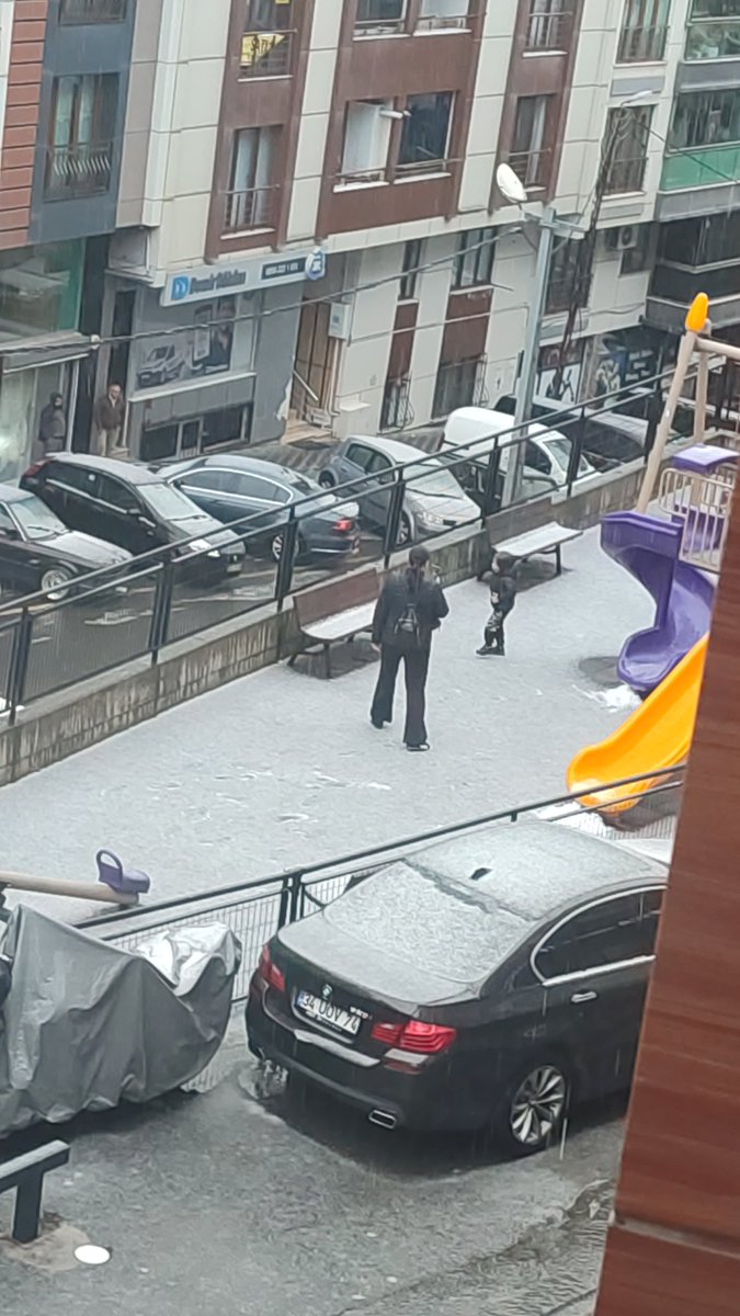 Alibeyköy kar tuttu kardan adam yapıyo çocuklar 🤗#meteoroloji
