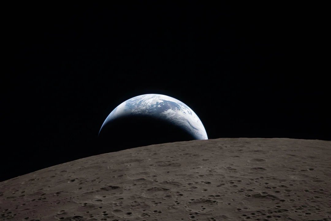 TerriblePic's tweet photo. @NASA @NASAArtemis Artemis II captures their first photo from the far side of the moon. https://t.co/8kyELExupp