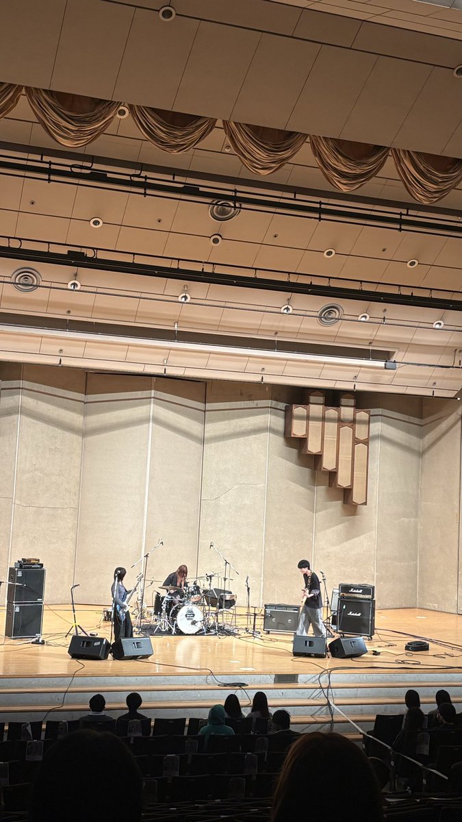 💫AOYAMA ROCK FESTIVAL2026💫

トリを飾るのはAMS（青山ミュージックソサエティ）です！

⚠️演奏開始が20分ほど遅れています