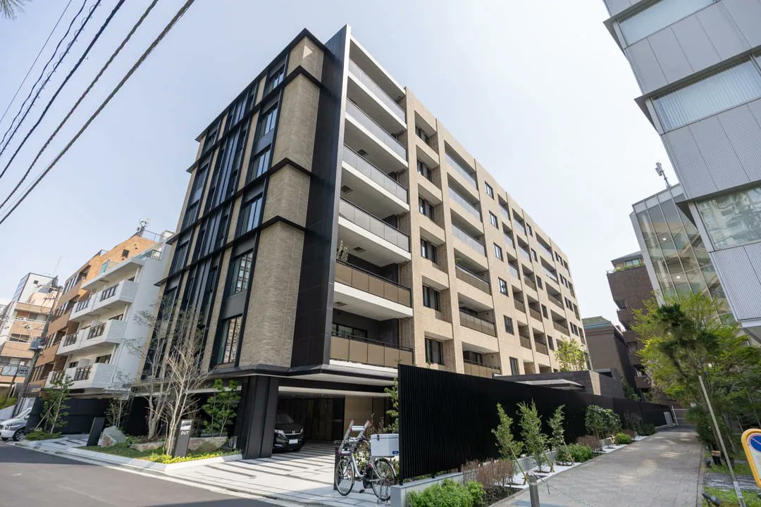mitaina_tokyo's tweet photo. 【ザ・パークハウス千代田六番町 】
📍取材記事
https://t.co/hR9QUdwRj1
🛋️ルームツアー
https://t.co/pZx2rSfyOJ

「四ツ谷」駅 徒歩5分/築1年
高級邸宅街千代田区六番町の落ち着いた街並みに調和するこちらのマンション🏢
四ツ谷駅・麹町駅・市��谷駅が利用でき、交通アクセスにも優れております🚃
2025年8月竣工と築浅で三菱地所レジデンスが手がける「ザ・パークハウス」シリーズの中でも立地や設えにこだわりが感じられる一棟です✨

#高級マンション　#mitaina　#四谷　#麹町　#市ヶ谷
#mitainaマンション図鑑