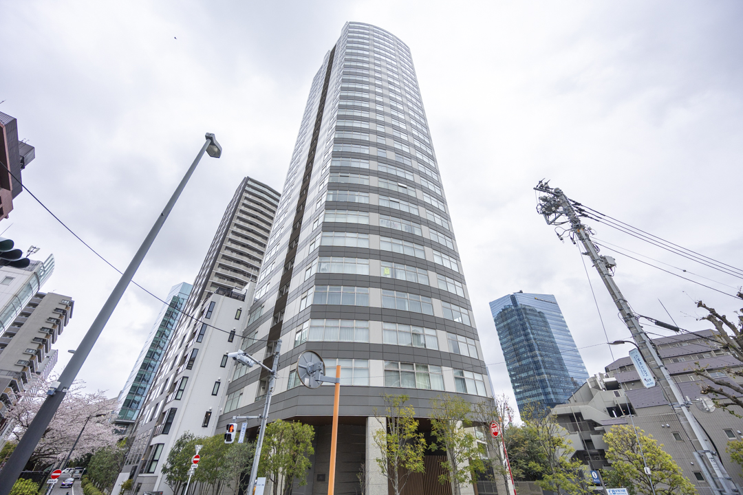 mitaina_tokyo's tweet photo. 【マジェスタワー六本木】
📍取材記事
https://t.co/JQXFHvTOl5
🛋️ルームツアー
https://t.co/plbqyrOStH

「六本木」駅 徒歩５分・「乃木坂」駅 徒歩6分/築20年
六本木と乃木坂の間に位置する27階建てのタワーマンション🌃
角地のため優れた採光と通風が期待できます👌ダブルオートロックシステムやバイリンガルのコンシェルジュサービスで安心した暮らしが叶います😌✨
マンションの目の前には「国立新美術館」があり、周辺にも複数の美術館や毛利庭園、公園なども揃っていますよ🎨🌳

#高級マンション　#mitaina
#六本木　#乃木坂　#国立新美術館　#毛利庭園
#mitainaマンション図鑑