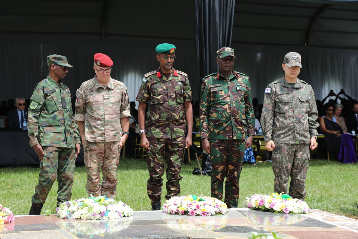 rbarwanda's tweet photo. Mu Karere ka Mpigi muri Uganda, hari kubera igikorwa cyo Kwibuka ku nshuro ya 32 Jenoside yakorewe Abatutsi mu Rwanda. 

Haribukwa by’umwihariko Abatutsi bishwe muri Jenoside bakarohwa mu migezi no mu biyaga byo mu Rwanda, imibiri igatembanwa n’ayo mazi ikagera mu Kiyaga cya Victoria.

Muri iki gihugu hari inzibutso 3 ziruhukiyemo imibiri y’abatutsi isaga ibihumbi 10 yarohowe mu Kiyaga cya Victoria. #RBAAmakuru #Kwibuka32