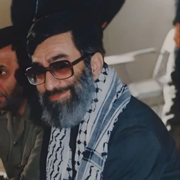 بازم عفو رهبری!
این بار شامل حال همه کسایی که در زمان زعامت ایشون، حرف های ناروا در موردشون میزدن...
دلم برای رهبرم سوخت.
#رهبر_شهید