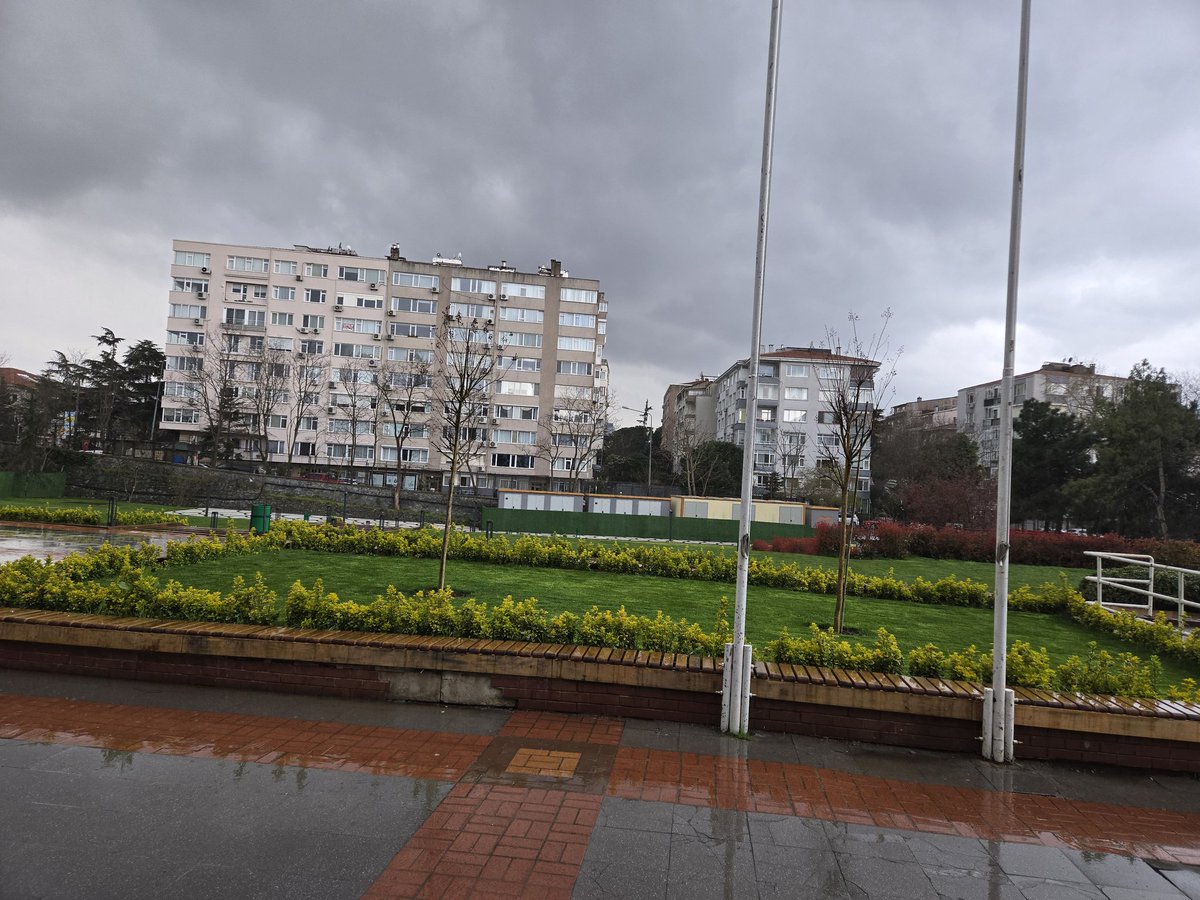 Bu alanda Boğaziçi Üniversitesi Kütüphanesi binası vardı. Bayrak direklerinin önünde dünyanın en büyük Atatürk maskı bulunurdu. Bina yıkıldı; yenisinin inşaatı sonbahardan önce başlamayacakmış TRT'nin dediğine göre. Peki Atatürk maskı nerede acaba? "Yerine konulacak" denilmişti?