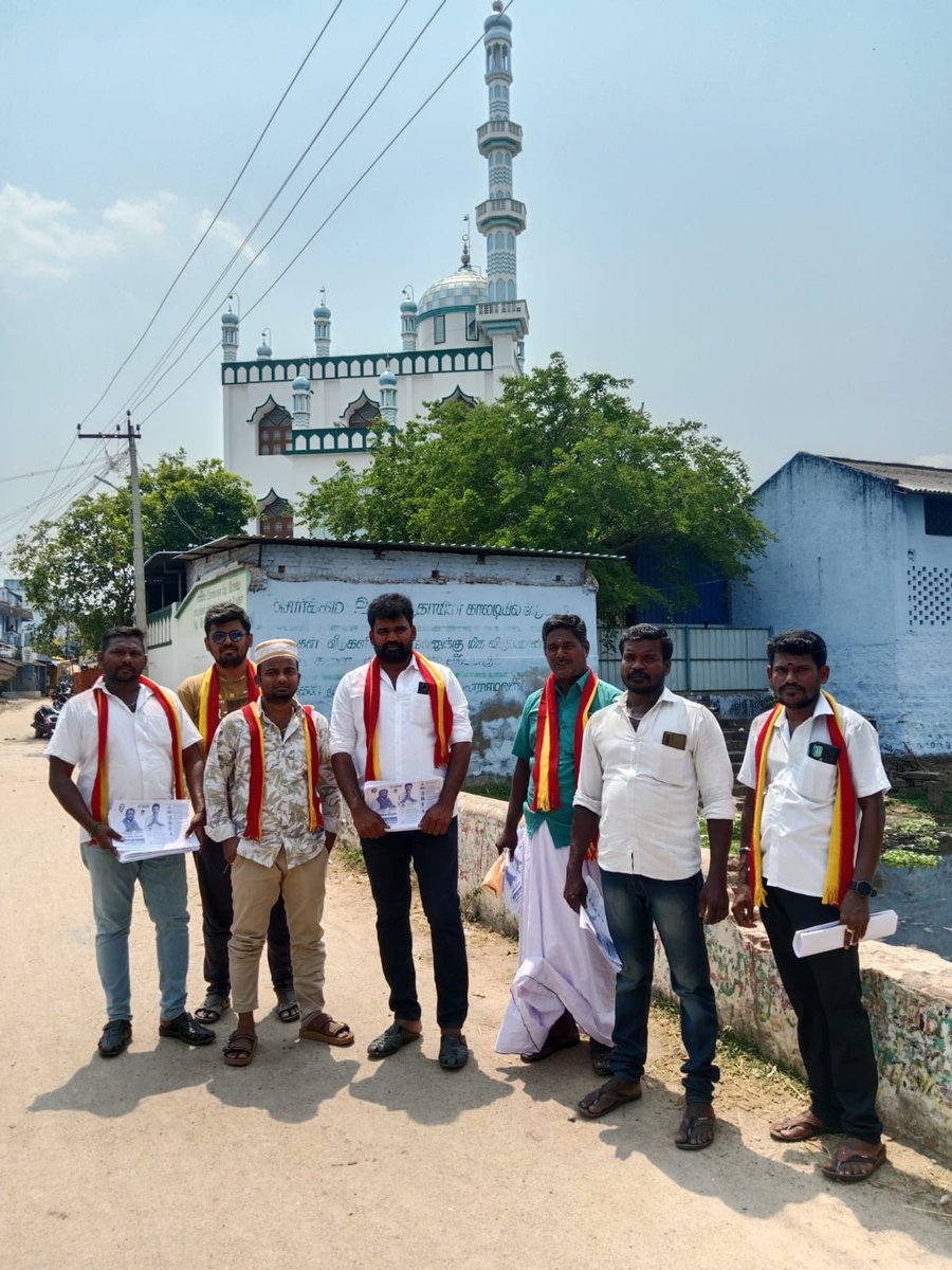 tvkkallidai's tweet photo. இன்று வீரவநல்லூர் பேரூர் கழகம் சார்பாக வீரவநல்லூர் ஜும்மா பள்ளிவாசலில் வைத்து இஸ்லாமிய  நண்பர்களிடம் நமது வெற்றி வேட்பாளர் @NellaiRajagopal அவர்களை ஆதரித்து துண்டு சீட்டு பிரச்சாரம் மேற்கொள்ளப்பட்டது. வாக்களிப்பீர் #விசில் சின்னத்திற்கு #EID #insha #Allah_hu_Akhbar 
#TVK #Friday https://t.co/p4ydCTZXlU
