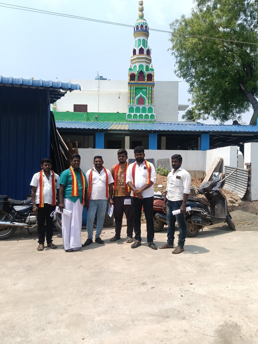 tvkkallidai's tweet photo. இன்று வீரவநல்லூர் பேரூர் கழகம் சார்பாக வீரவநல்லூர் ஜும்மா பள்ளிவாசலில் வைத்து இஸ்லாமிய  நண்பர்களிடம் நமது வெற்றி வேட்பாளர் @NellaiRajagopal அவர்களை ஆதரித்து துண்டு சீட்டு பிரச்சாரம் மேற்கொள்ளப்பட்டது. வாக்களிப்பீர் #விசில் சின்னத்திற்கு #EID #insha #Allah_hu_Akhbar 
#TVK #Friday https://t.co/p4ydCTZXlU