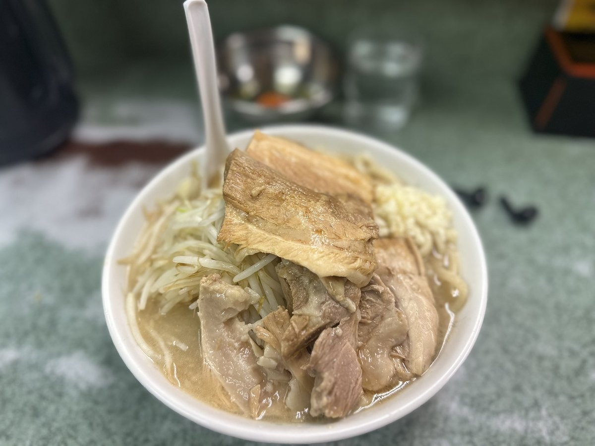 E8B2cy's tweet photo. 新宿で麻雀してポーカーして、
締めは人生初のラーメン二郎。

豚ラーメン普通盛り
野菜普通
油多め 辛め ニンニク少なめ

味は普通にうまい。
でも量がえげつない。
普通盛りで腹はち切れそう。
二郎、超すげえ。 https://t.co/fR0y7OOmYU