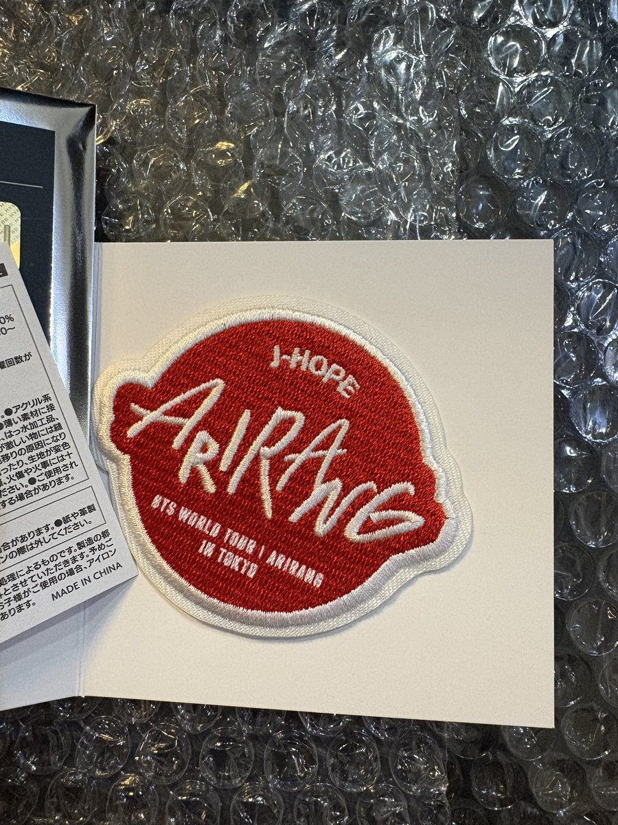 Fukushi0309's tweet photo. BTS ARIRANG アリラン

Wappen Sticker_Tokyo交換

譲：J-HOPE ホビ
求：JUNGKOOK グク

友達の分を求めてます🙌

郵送での交換を希望しております📮
同日発送可能な方🙇‍♀️
お気軽にお声掛けください🙌 https://t.co/5o5aMWzG63