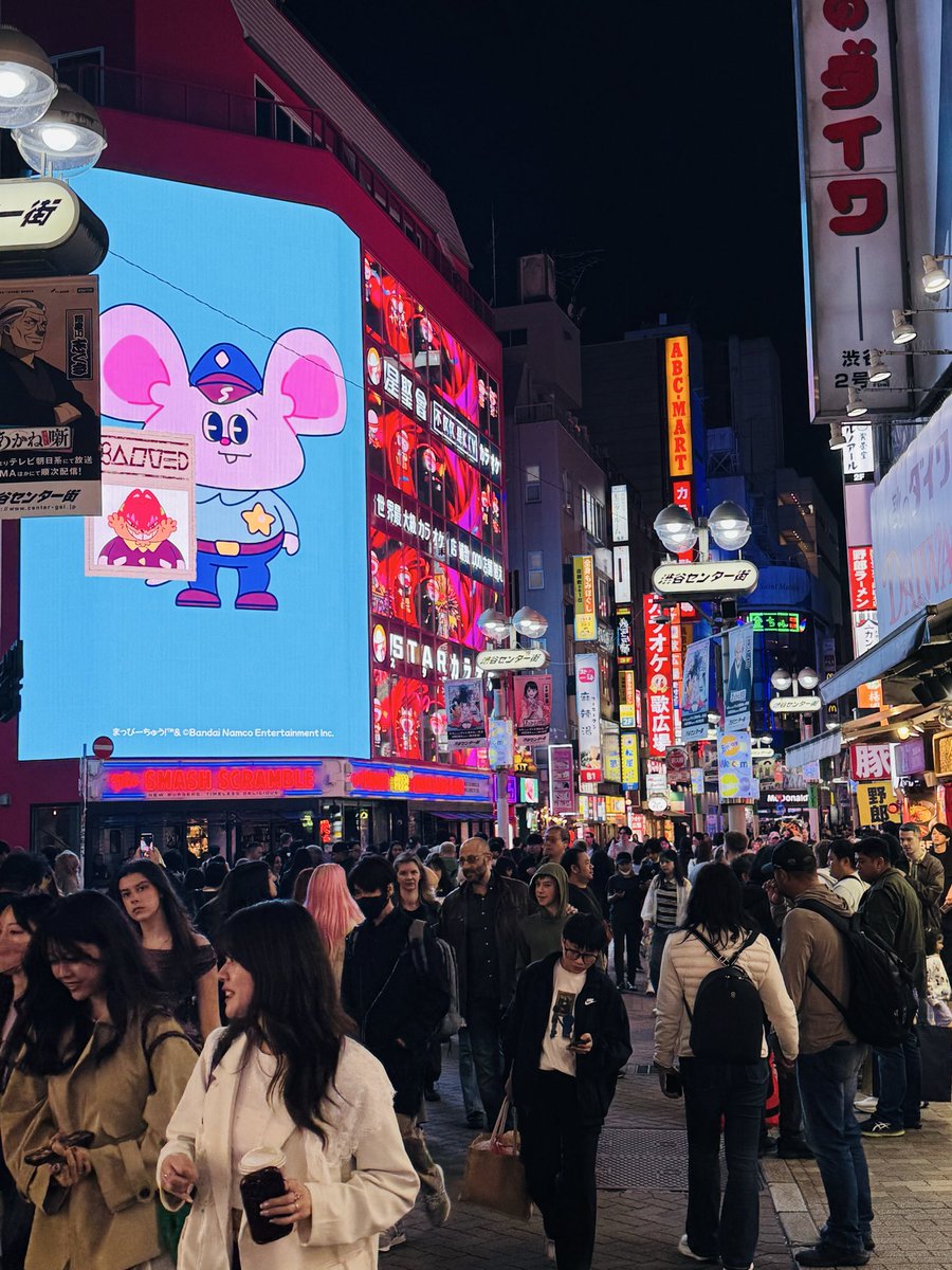 karankkfox's tweet photo. 📍 Shibuya Crossing is one of the busiest pedestrian crossings in the world, located in the heart of Tokyo, Japan 🇯🇵.

When the traffic lights turn red, hundreds (sometimes thousands) of people cross from all directions at once 🚶‍♂️🚶‍♀️ https://t.co/NRmZa34M16