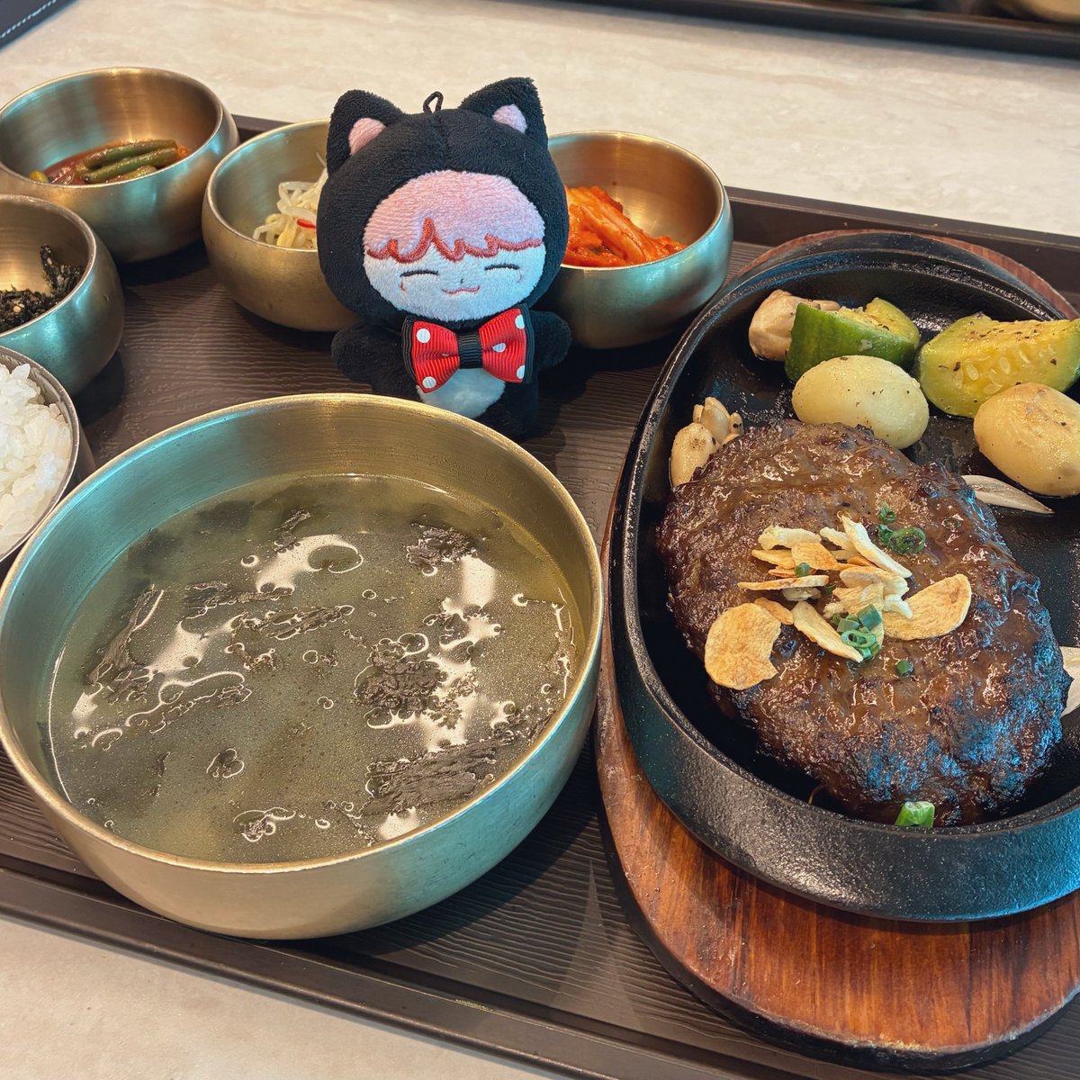 Good Bye 🇰🇷🩵
80%悪天候だった弾丸旅行最後の韓食はカルビ肉ステーキ🥩でした⭑.ᐟ