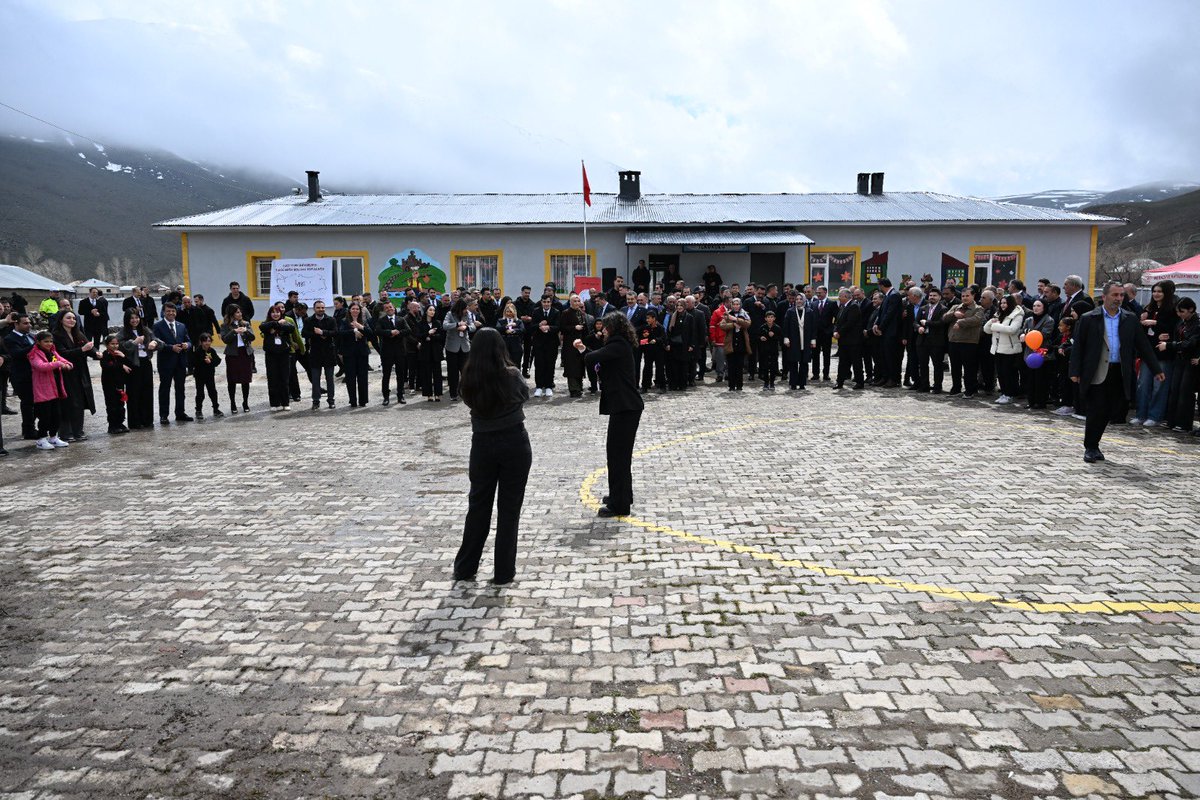 VanilMem's tweet photo. Millî Eğitim Bakanımız Sayın Yusuf Tekin, ilimizdeki temaslarının ilk durağı olan Muradiye’de Uluşar Zincirli İlkokulu’nu ziyaret ederek öğrenci ve öğretmenlerimizle bir araya geldi. 

Eğitimde fırsat eşitliği ve kırsal bölgelerdeki eğitim kalitesinin artırılmasına yönelik çalışmaları yerinde inceleyen Sayın Bakanımıza, Van eğitim ailemize verdiği güçlü desteklerden dolayı şükranlarımızı sunuyoruz.
@tcmeb @Yusuf__Tekin @tcvanvaliligi @valiozanbalci75 @bycandiroglu