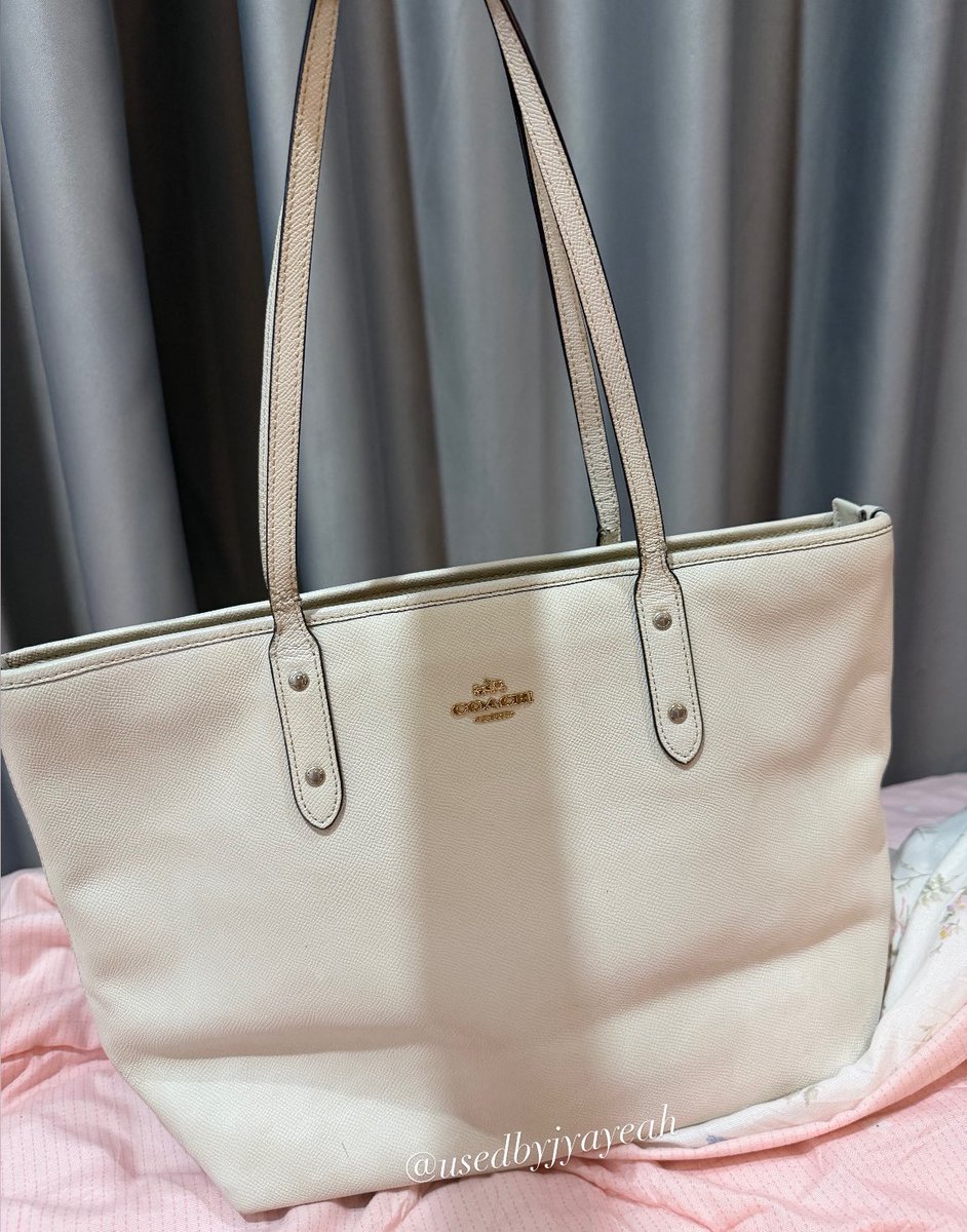 usedbyjyayeah's tweet photo. ส่งต่อ coach no tag  14” แท้  ♥️♥️ 
870 รส

มีซิปค่า ขอบมุมยังดีตำหนิป้ายในลอกโคนสายมีเปื่อยแตก เลอะบางจุด ยังใช้งานได้ปกติคับบ ขอคนเข้าใจมือสองนะค��🥺

📦ส่งวันเสาร์ค่า
#ส่งต่อcoach #coachthailand #ส่งต่อกระเป๋า #กระเป๋ามือสอง #ส่งต่อเสื้อผ้า #ส่งต่อlongchamp #longchampthailand https://t.co/u0xkf4GvwE