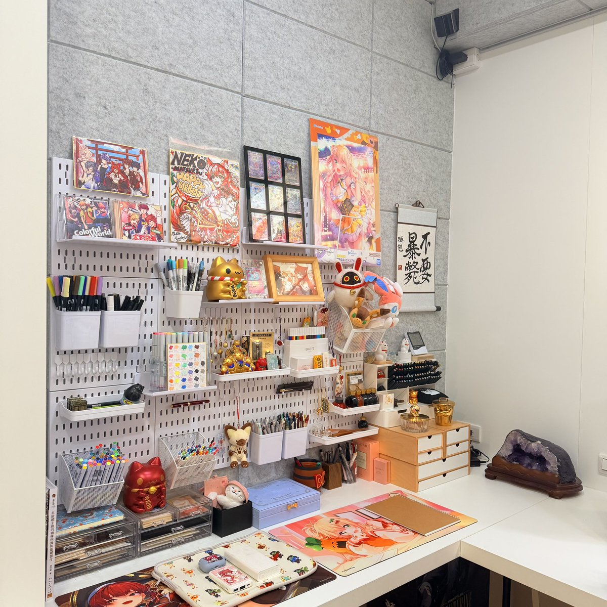 突然發現大家對我的工作室很有興趣 今天也是工作室裝潢完成一週年😂 前三張是工作桌 左⬅️ 文具收藏、常用畫筆、各種收藏 中⬆️ 平常直播工作的 ...