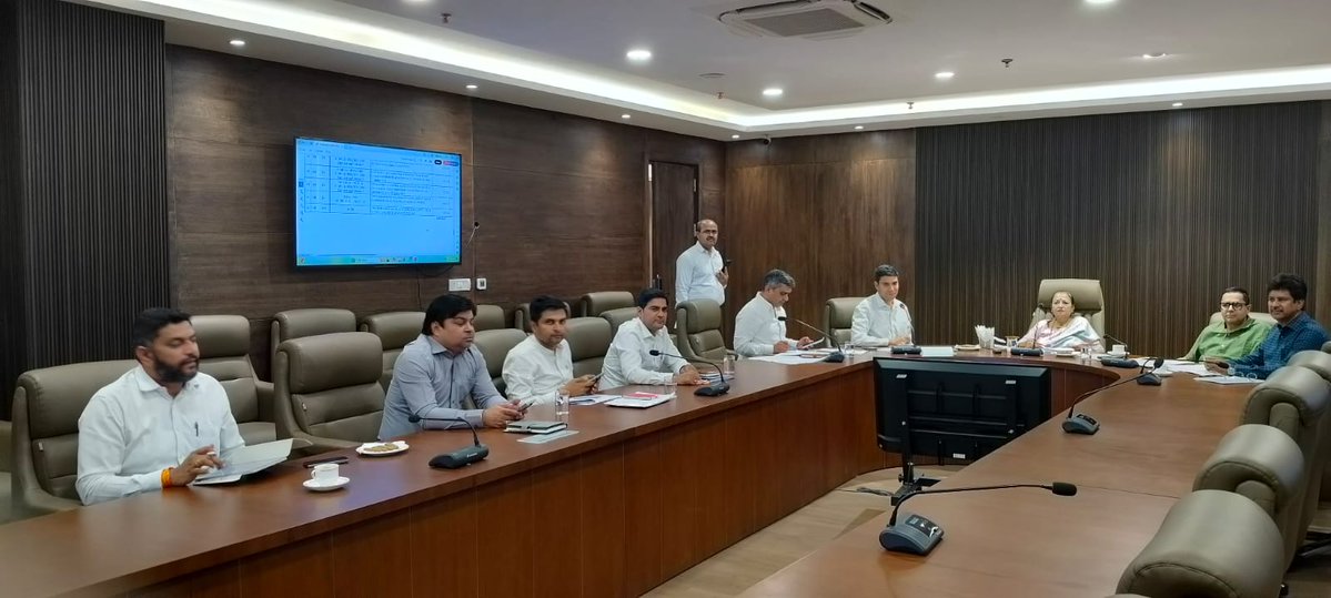 MunCorpGurugram's tweet image. ✨ गुरुग्राम में विकास को मिली नई रफ्तार! 🚧🌆

💰 282 करोड़ की 45 बड़ी परियोजनाओं को मिली मंजूरी 

👩‍💼 मेयर राजरानी मल्होत्रा की अध्यक्षता में हुई #F&amp;amp;CC बैठक में शहर के समग्र विकास पर बड़ा फैसला

🔹 हर क्षेत्र में होगा तेज़ विकास  
-  सड़कों का निर्माण व सुधार 
-  जल आपूर्ति और