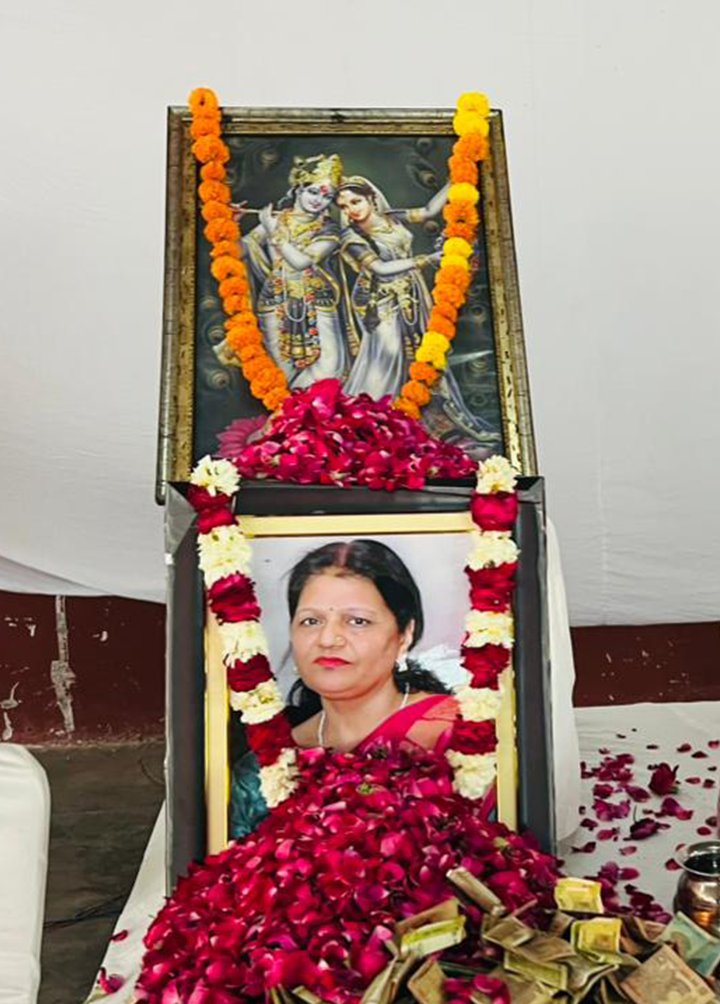 TheArvindPandey's tweet photo. इस दौरान पर शोकाकुल परिवारजनों से भेंट कर गहरी संवेदनाएं व्यक्त कीं। साथ ही, स्व. सरोज देवी जी द्वारा समाज के प्रति किए गए अत्यंत प्रेरणादायक कार्य 'नेत्रदान' के लिए उनके परिवार को प्रशस्ति पत्र भी भेंट किया।
#SarojDevi | #EyeDonation | #Bajpur | #UdhamSinghNagar | #Uttarakhand https://t.co/xsXEdvDg9z