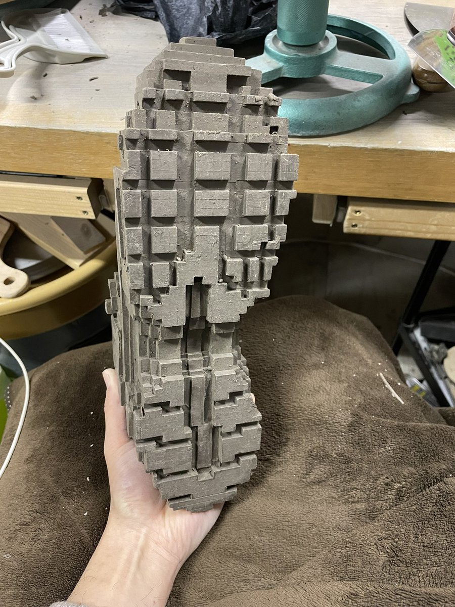 toshiyamasuda's tweet image. 形が見えてきた。

ここからもう少し解像度上げていかねば。

It’s finally starting to take shape.

I need to keep refining the details from here on out.

#ceramics #陶芸 #スニーカー #sneaker