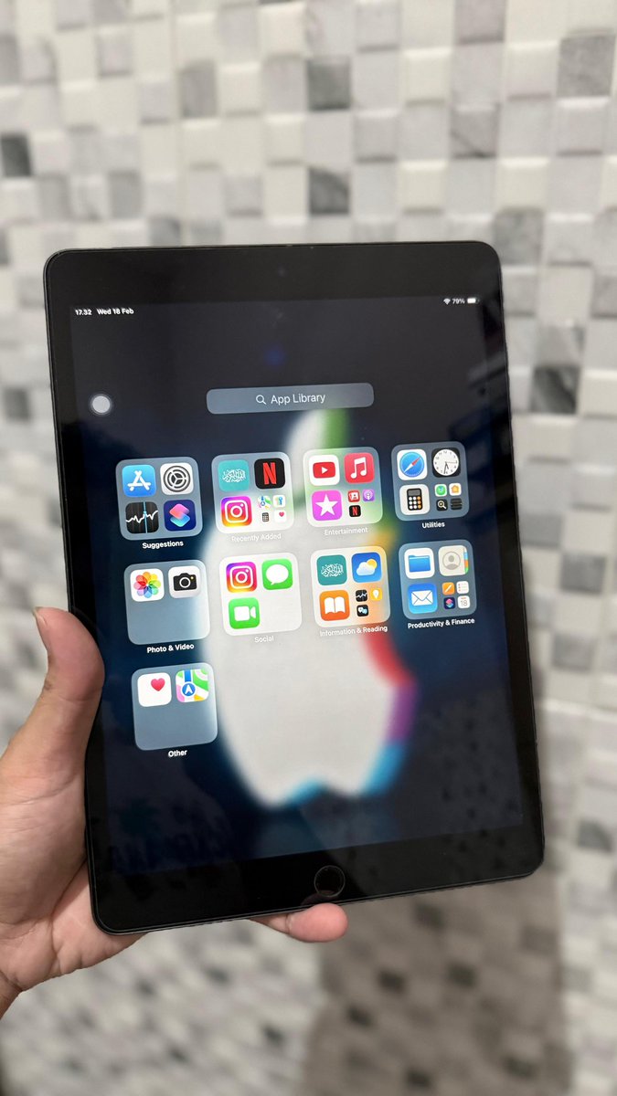 bungskii's tweet photo. wts / jual iPad Gen 9 64gb, mulus bgtt like new

- pemakaian hanya buat nonton aja
- fungsional lancarrr
- kamera d/b jernih, baguss, bisa center stage
- batrey awet bangett, dijamin ngga bakalan habis buat sehari doang
 
harga 3 juta aja, dom surabaya yaa #zonauangㅤ #zonamurah https://t.co/XUrt22Snqv