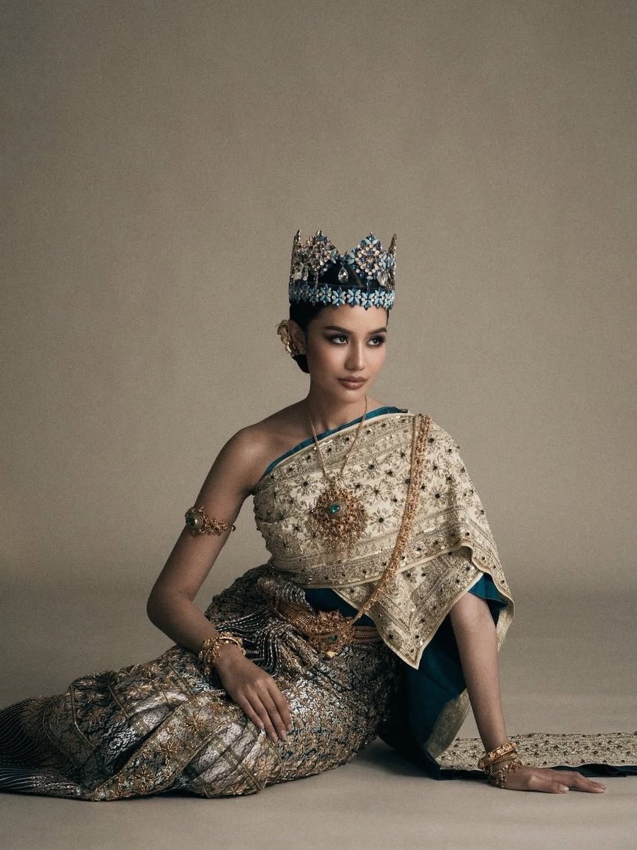 tvpoolsocial's tweet image. สวยดั่งภาพวาดที่หลุดออกมาจากวรรณคดี! ✨ "โอปอล สุชาตา" กับลุคชุดไทยสีทองอร่ามตัดด้วยโทนน้ำเงินเข้มสุดคลาสสิก ความลงตัวที่ถ่ายทอดเอกลักษณ์ความเป็นไทยสู่ระดับสากลได้อย่างไร้ที่ติ บอกเลยว่าดาเมจความสวยครั้งนี้รุนแรงเกินต้านทานจริงๆ ค่ะทุกคน! 🇹🇭👑 

#OpalSuchata #missworld2025