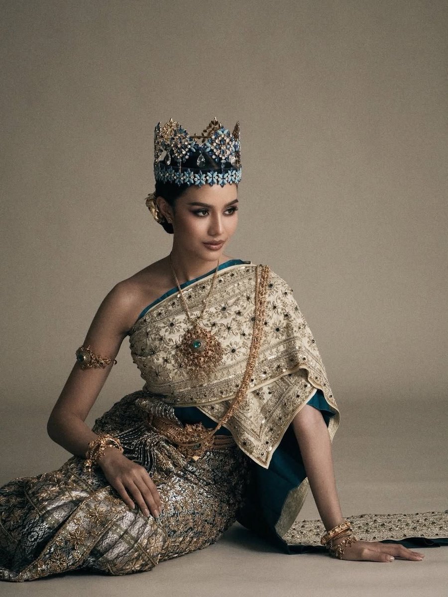 tvpoolsocial's tweet image. สวยดั่งภาพวาดที่หลุดออกมาจากวรรณคดี! ✨ "โอปอล สุชาตา" กับลุคชุดไทยสีทองอร่ามตัดด้วยโทนน้ำเงินเข้มสุดคลาสสิก ความลงตัวที่ถ่ายทอดเอกลักษณ์ความเป็นไทยสู่ระดับสากลได้อย่างไร้ที่ติ บอกเลยว่าดาเมจความสวยครั้งนี้รุนแรงเกินต้านทานจริงๆ ค่ะทุกคน! 🇹🇭👑 

#OpalSuchata #missworld2025