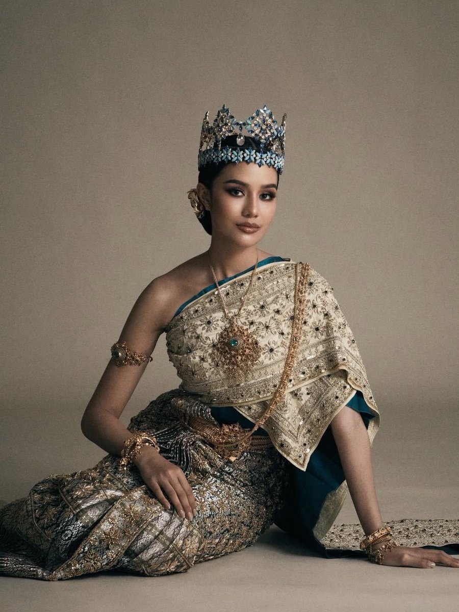 tvpoolsocial's tweet image. สวยดั่งภาพวาดที่หลุดออกมาจากวรรณคดี! ✨ "โอปอล สุชาตา" กับลุคชุดไทยสีทองอร่ามตัดด้วยโทนน้ำเงินเข้มสุดคลาสสิก ความลงตัวที่ถ่ายทอดเอกลักษณ์ความเป็นไทยสู่ระดับสากลได้อย่างไร้ที่ติ บอกเลยว่าดาเมจความสวยครั้งนี้รุนแรงเกินต้านทานจริงๆ ค่ะทุกคน! 🇹🇭👑 

#OpalSuchata #missworld2025