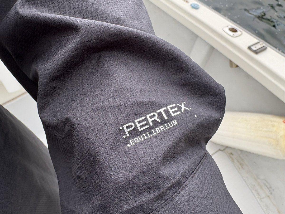 gomadare1018's tweet photo. 春夏ウェアの時期がやったきたー！

DE-5126 Pertex® ロングスリーブシャツ
素材はPertex® Equilibriumを採用しており、太さの違う糸を組み合わせることにより生じる生地裏面の凹凸が肌離れをよくし、ベタつき感を防ぎサラサラとした肌触りで不快感無し☝️

#daiwa
#pr https://t.co/0Kzj8UcTBN