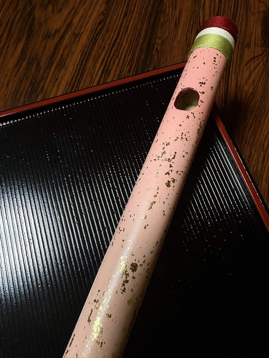 _81studio_'s tweet photo. 篠笛塗装
今の季節にピッタリ！桜イメージの篠笛を作りました！
定価3500円（既に予約済）
白い篠笛あまり見ないなと思い作ってみました。 https://t.co/FWh1sBSOP5
